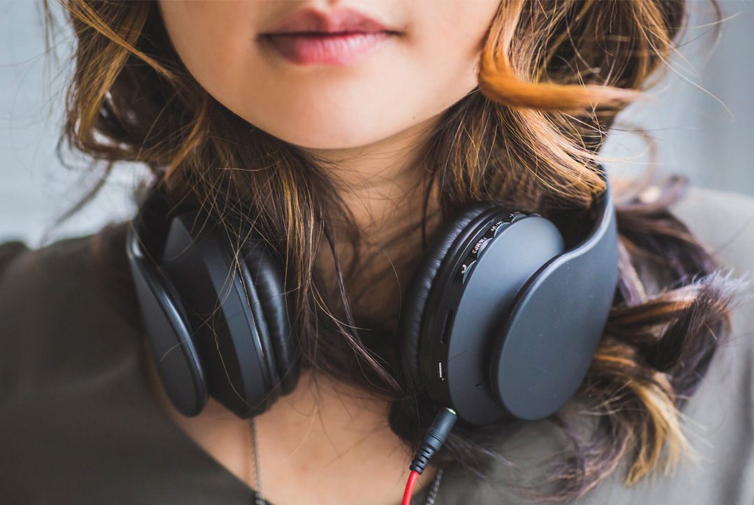 chica con auriculares
