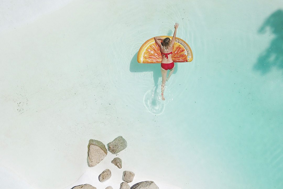 plano aereo mujer en playa paradisiaca
