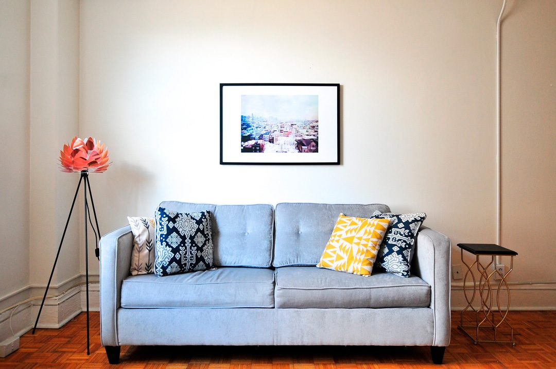 sofa gris con cojines estampados